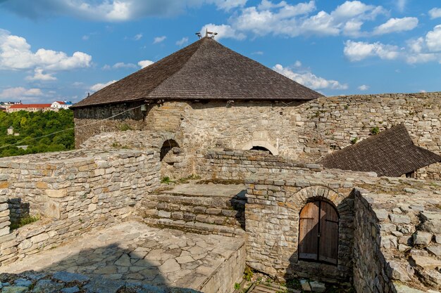 Het oude middeleeuwse kasteel van de stad KamenetzPodolsky, een van de historische monumenten van Oekraïne