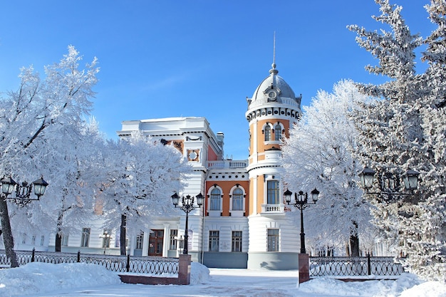 Het oude museumgebouw in het winterpark