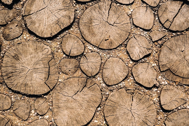 Het oude pad is aangelegd met ronde houten delen Achtergrond van houten delen van hout
