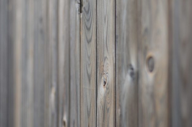 Het oude patroon van het grunge donkere bruine houten paneel met de mooie abstracte textuur van de korreloppervlakte, verticale gestreept of achtergrond in architecturale materiële decoratieconcepten, uitstekende of retro stijl