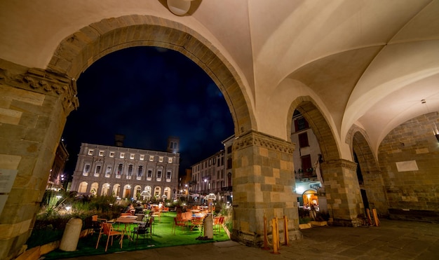 Het oude plein van Bergamo 's nachts