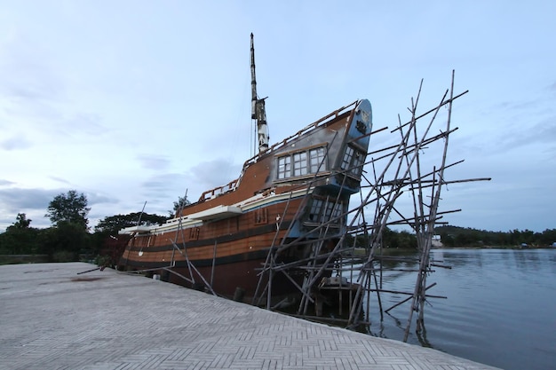 Het oude schip wordt gerenoveerd.