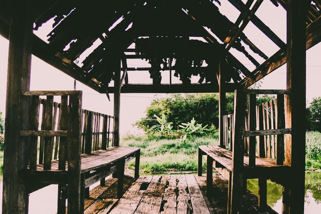 Het oude spookachtige houten huis op het land van nergens. Blokhuis in plattelandsland. Schilderachtig retro landschap.