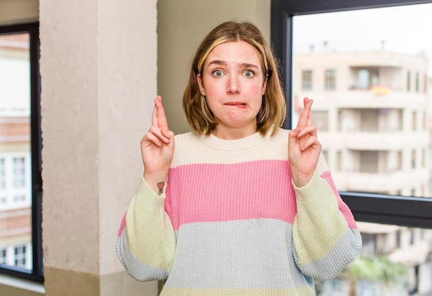 Het oversteken van de vingers angstig en hopen op goed geluk met een bezorgde blik