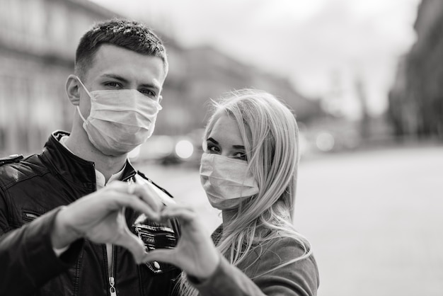 Het paar draagt een medisch masker dat op straat loopt