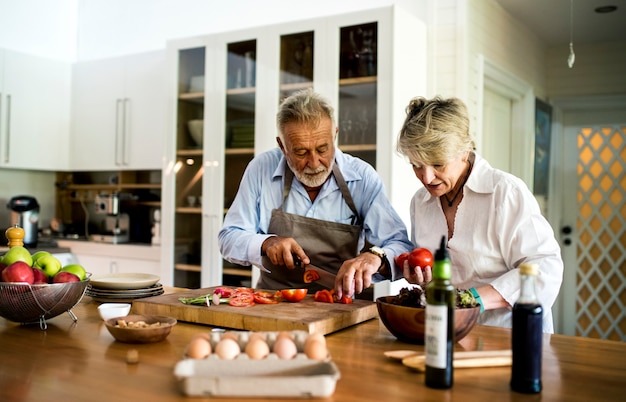 Het paar kookt samen in de keuken