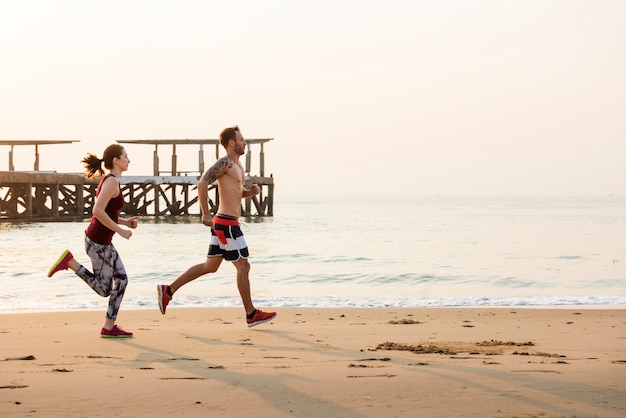 Het paar rent samen op het strand