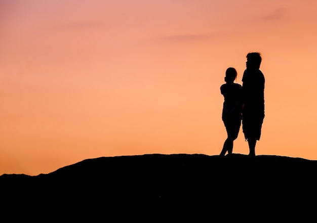 Het paarsilhouet met zonsonderganghemel