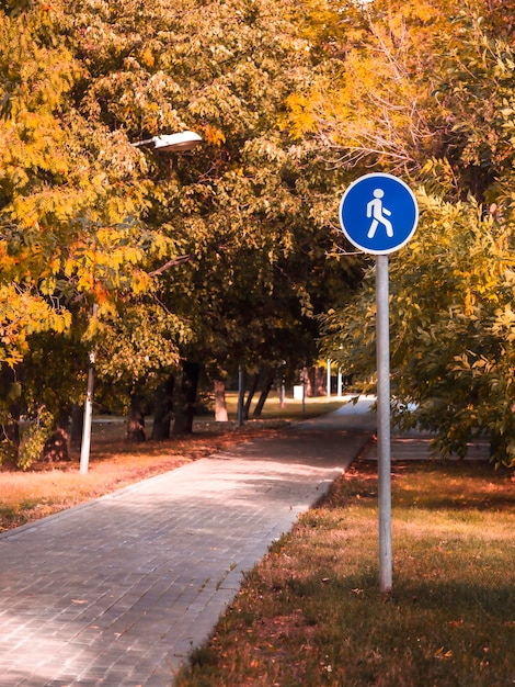 Het pad in het park het teken van de loopbrug