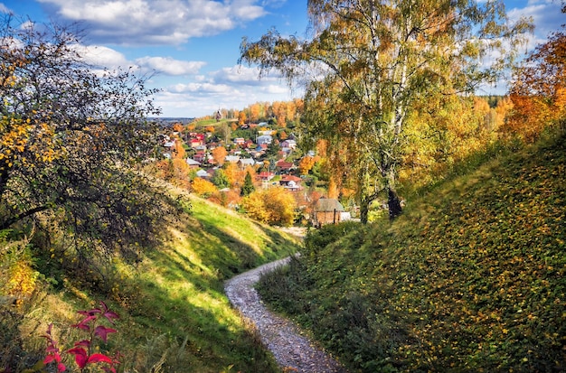 Het pad rond de Kathedraalberg naar de huizen van de stad Ples op veelkleurige plekken