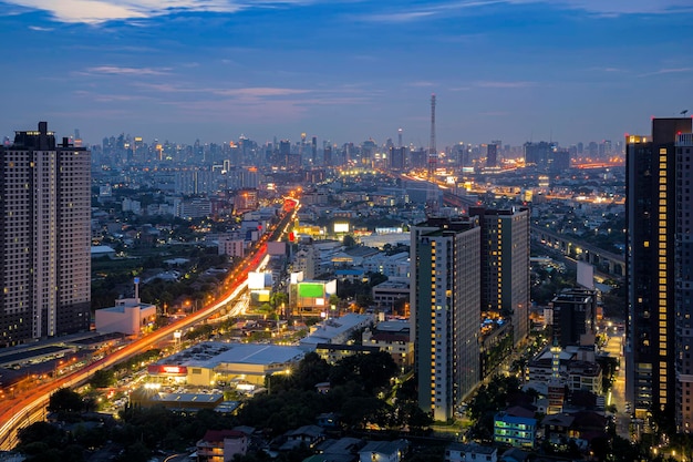 Het pad van de welvaart van de hoofdstad het woonlandschap van bangkok de koninklijke hoofdstad van thailandgemeenschapssfeer het licht van de stad gecombineerd met hoge bedrijfsgebouwen