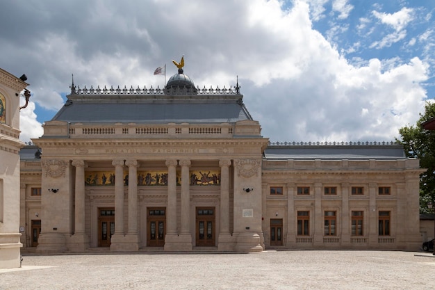 Het paleis van de Kamer van Afgevaardigden op Dealul Mitropoliei in Boekarest