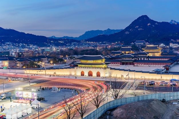 Het paleismiddenschijn van gyeongbokgung bij nacht in seoel, zuid-korea