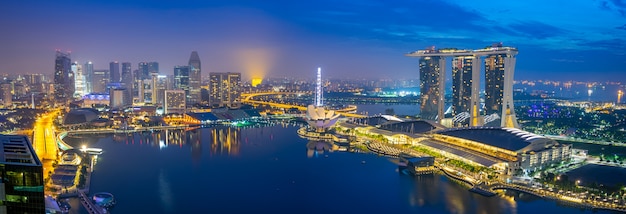 Het panoramamening van Singapore van cityscape horizon met mening van Jachthavenbaai in de stad van Singapore