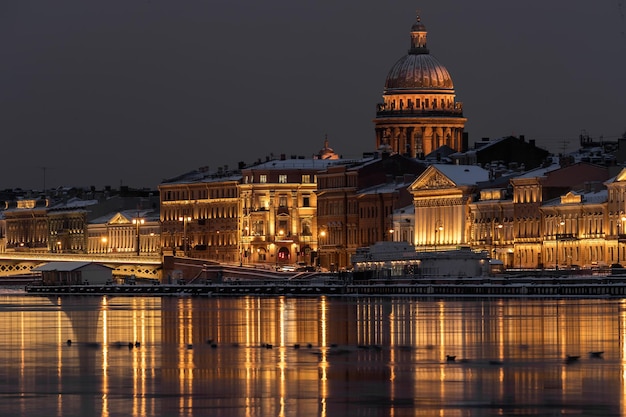 Het panoramische beeld van de winternachtstad Sint-Petersburg met pittoreske reflectie op water