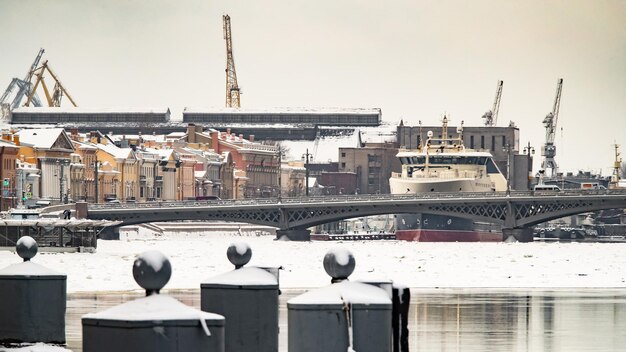 Het panoramische beeld van de winterstad sint-petersburg met schilderachtige reflectie op water bij zon...