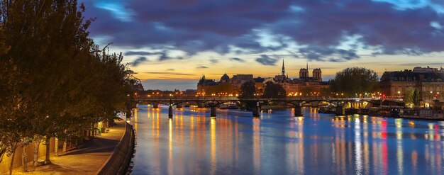 Het panoramische uitzicht op de Parijse Seine-rivierkunstbrug in de vroege ochtend