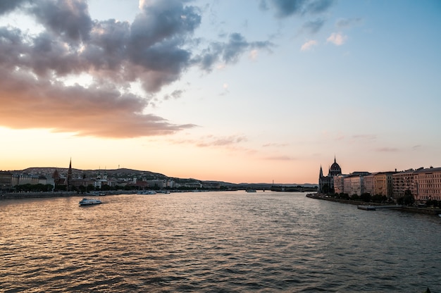 Foto het parlementspaleis van de rivier van donau van boedapest