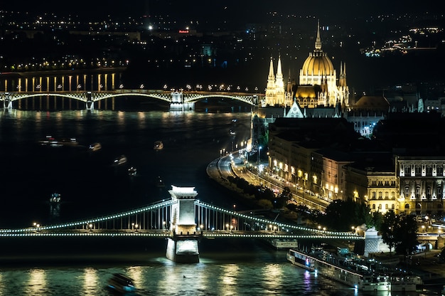 Foto het parlementspaleis van de rivier van donau van boedapest