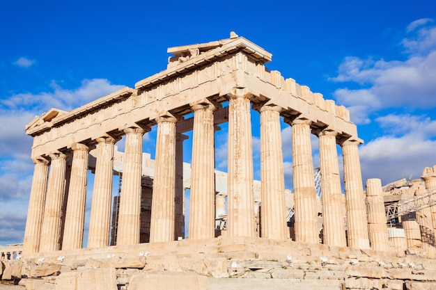 Het Parthenon is een voormalige Griekse tempel op de Atheense Akropolis in Griekenland, gewijd aan de godin Athena.