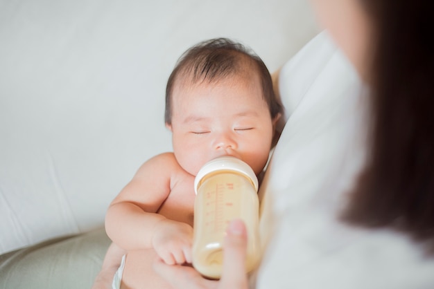 Het pasgeboren babymeisje is consumptiemelk door haar moeder