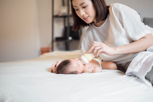 Het pasgeboren babymeisje is consumptiemelk door haar moeder