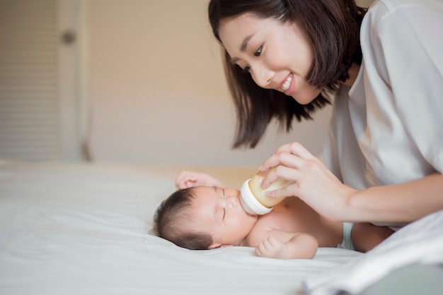 Het pasgeboren babymeisje is consumptiemelk door haar moeder