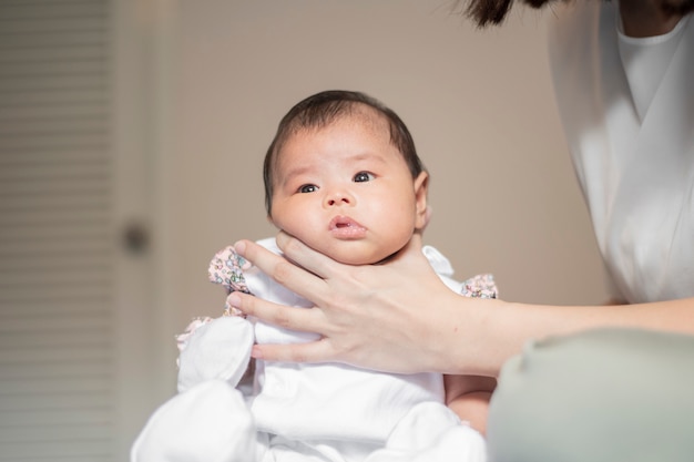 Het pasgeboren babymeisje is haar terug door mama na drankmelk geraakt