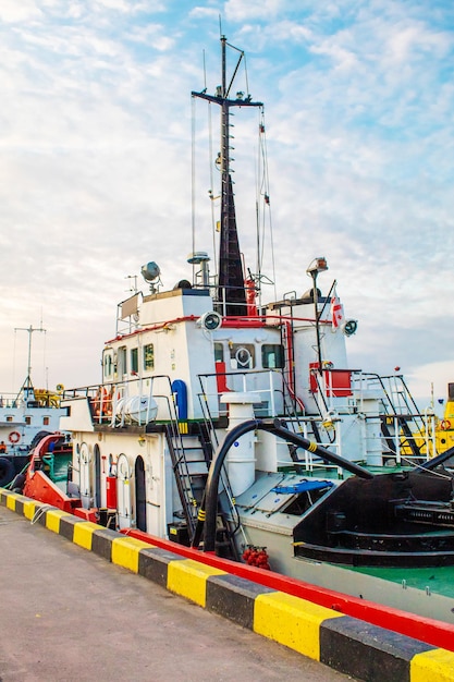 Het passagiersschip in de haven selectieve focus