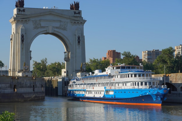 Het passagiersschip verlaat de sluis van het wolga-don-kanaal en neemt passagiers mee op een cruise.