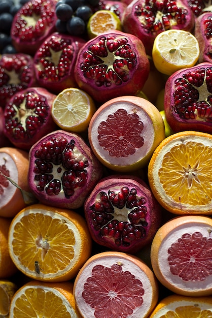 Foto het patroon van gepelde granaatappels op de markt