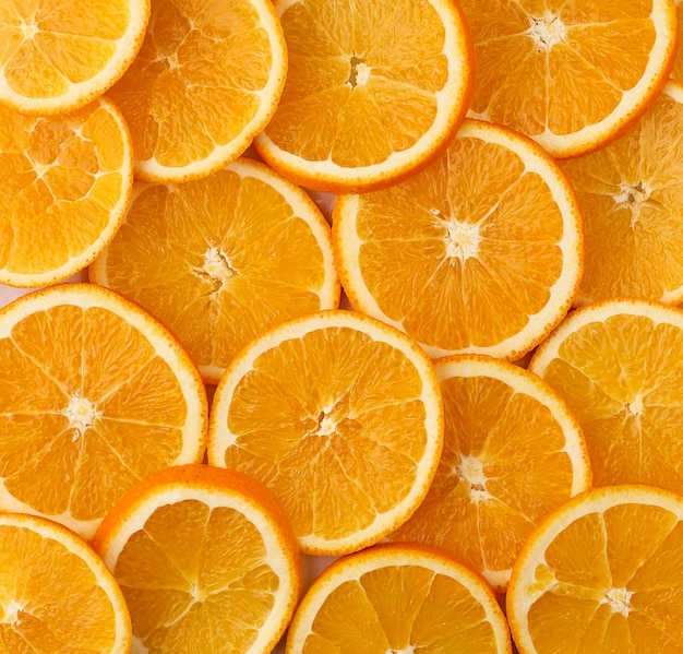 Het patroon van ronde plakjes rijp sappige sinaasappel. Frame met biologisch voedsel
