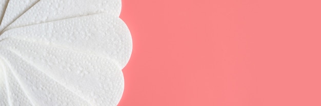 Het patroon van zuivere lege dagelijkse menstruele maandverband of servetten voor vrouwen op roze.