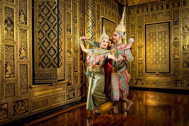 Het personage Phra en Nang dansen in een Thaise pantomime-uitvoering.
