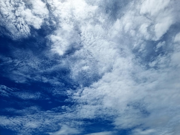 Het perspectief van wolken in de blauwe hemelachtergronden