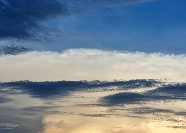 Foto het perspectief van wolken op de blauwe achtergrond