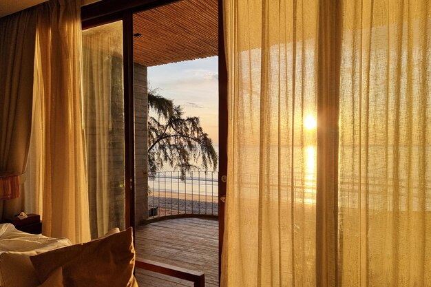 Het perspectief van zonsopgang in de vroege ochtend op het balkon aan zee van het kamerresort