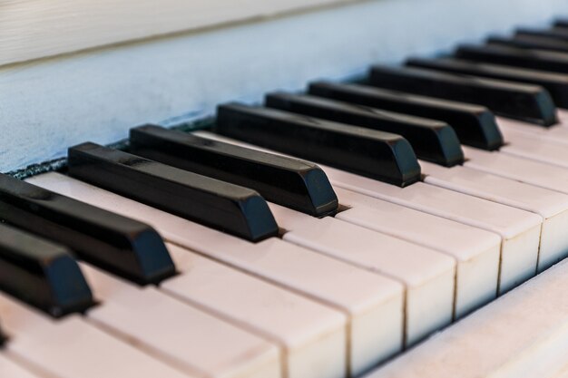 Het pianotoetsenbord van een oud muziekinstrument, sluit omhoog