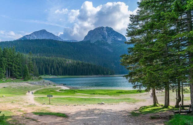 Het pittoreske Black Lake in het Durmitor National Park tussen de bergen.