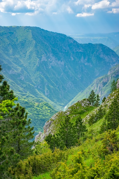 Het pittoreske dorpje ligt tussen de diepe canyon.