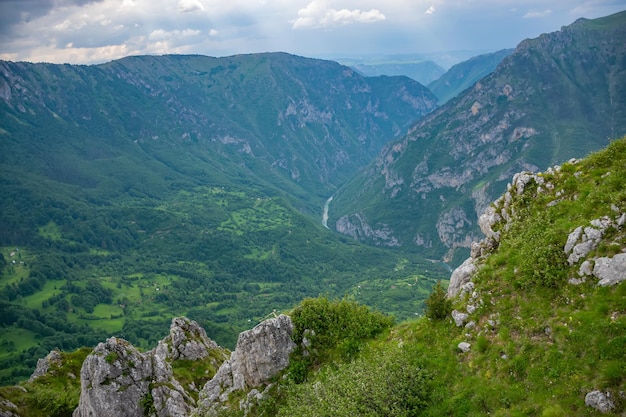 Het pittoreske dorpje ligt tussen de diepe canyon