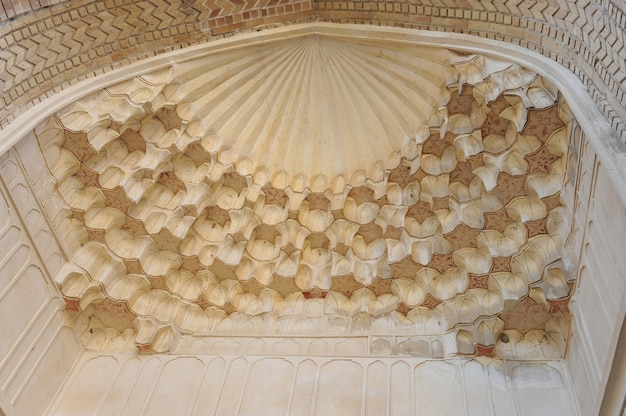 Het plafond in de vorm van een koepel in een traditioneel oud Aziatisch mozaïek Architectuur van Azië