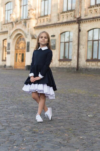 Het plezier van elegantie Schattige kinderen dragen uniform buitenshuis Terug naar schoolmode Mode-look van een klein meisje Kledingvoorschrift voor school 1 september Formeel onderwijs Hersenschoonheid van top tot teen