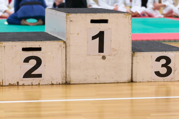 Foto het podium van de winnaars op een hardhouten vloer