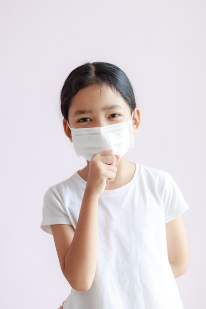 Foto het portret van aziatisch meisje draagt een sanitair masker en hoest