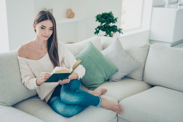 Het portret van dame zit laag gelezen boek