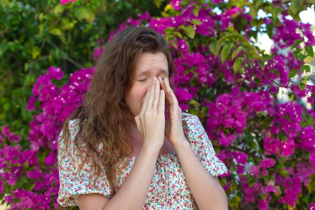 Het portret van een mooie jonge allergische vrouw lijdt aan pollenallergie of verkoudheid op natuurlijk