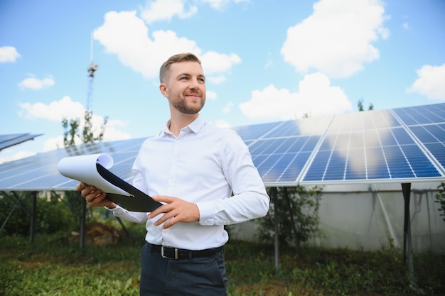 Het portret van een trotse ingenieur glimlacht tevreden met zijn succesvolle werk Concept hernieuwbare energietechnologie elektriciteitsservice groene stroom