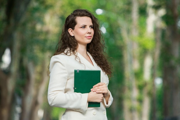 Het portret van een zakenvrouw met een notitieboekje in haar hand