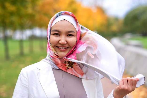 Foto het portret van het ernstige mooie gelukkige mooie aziatische moslim jonge vrouw islamitische meisje draagt op hoofd